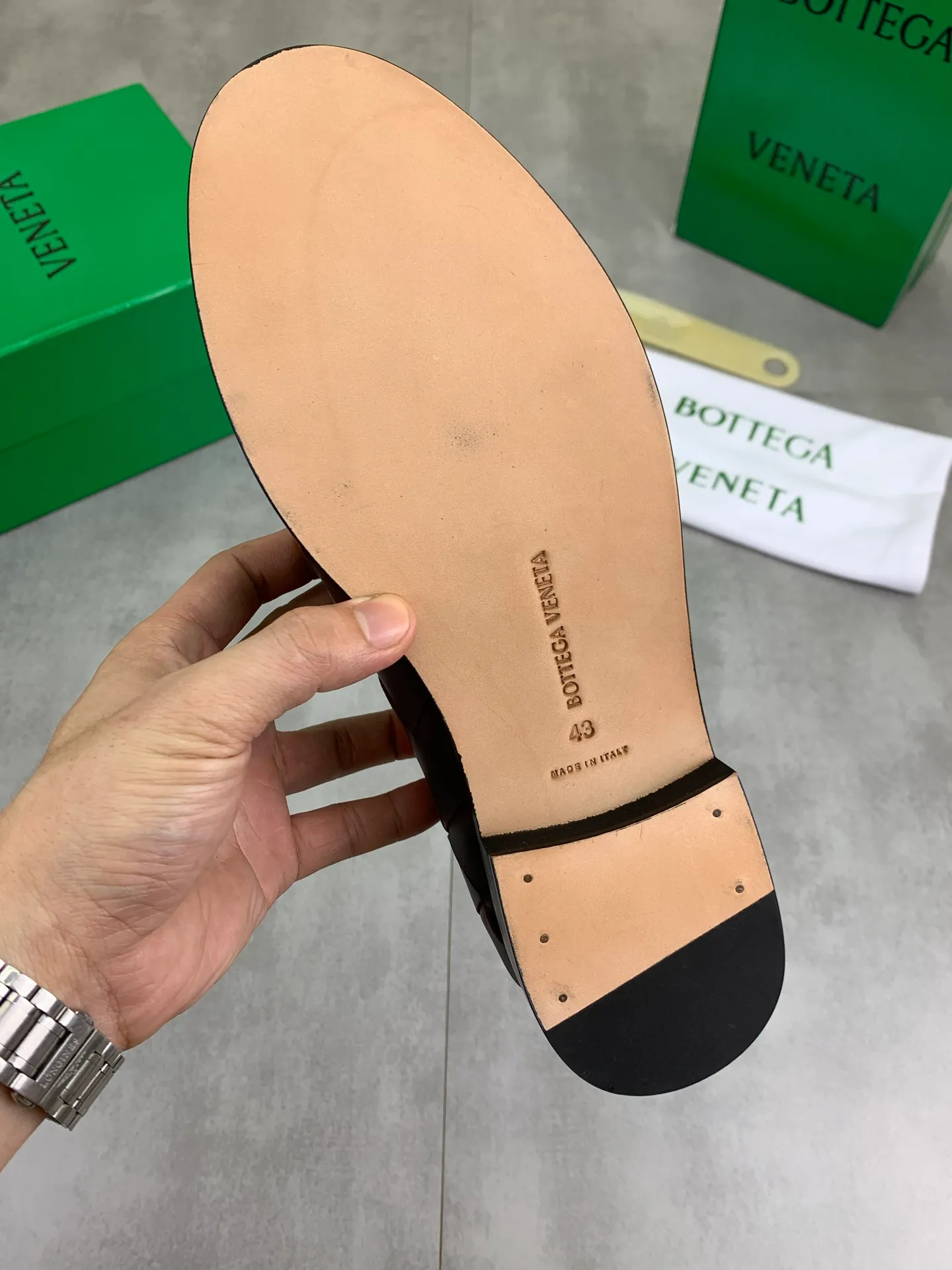 Factory price P860💰Top quality (genuine leather outsole series)💎💎💎 BOTTEGA VENETA official website synchronizes the latest model, top version of the highest version of BV business leather shoes in the market, accept material comparison, shoe type comparison, process comparison, practical and textured, versatile and suitable for any occasion, the more you look at it, the more flavorful it becomes. Pure hand-woven craftsmanship - upper material, imported original hand-woven calfskin - high-quality water-dyed cowhide inside - original private model customized handmade leather outsole -Size: female 35-39 (34 40 customized) male 39-44 (38 45 customized) Comes with original BV green box, complete packaging.